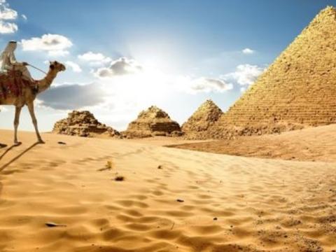  ما هي أهمية الأهرامات في مصر للسياحة 