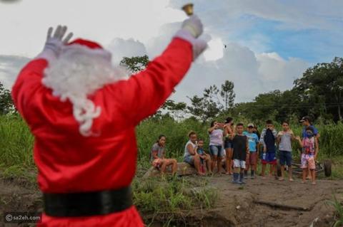 بابا نويل يسافر بحراً لإسعاد أطفال أكبر غابة استوائية بالعالم (صور)