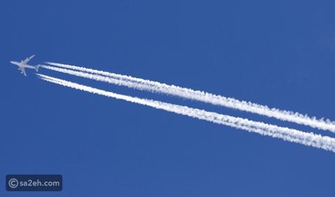 ما هو سر الدخان الأبيض الصادر من الطائرات؟