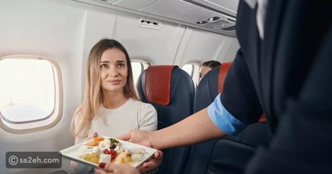 ما المأكولات التي يجب تجنبها على متن الطائرة؟