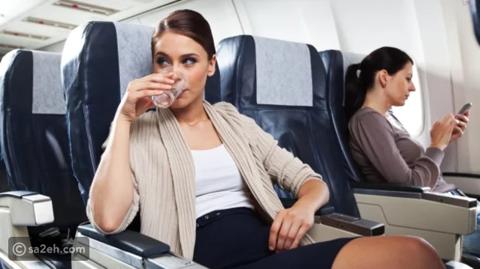 ما المشروبات التي يجب تجنبها على متن الطائرة؟