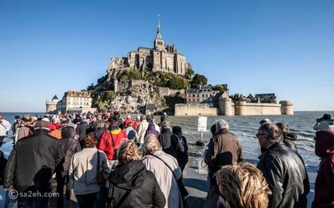 فرنسا تدعو السياح للابتعاد عن أشهر المعالم