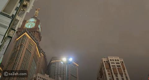 عاصفة قوية في مكة المكرمة، والبرق يضرب برج