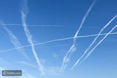 ما حقيقة الخطوط البيضاء خلف الطائرات بالسماء؟