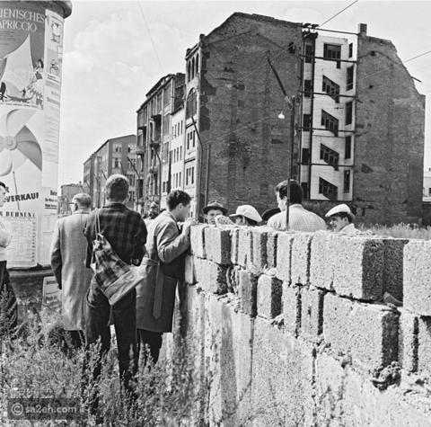 Berlin Wall Construction بناء جدار برلين On 13