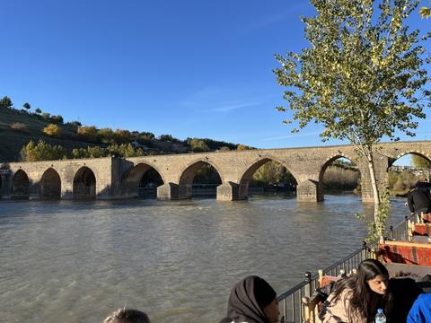جسر القناطر العشر من على ضفة نهر دجلة