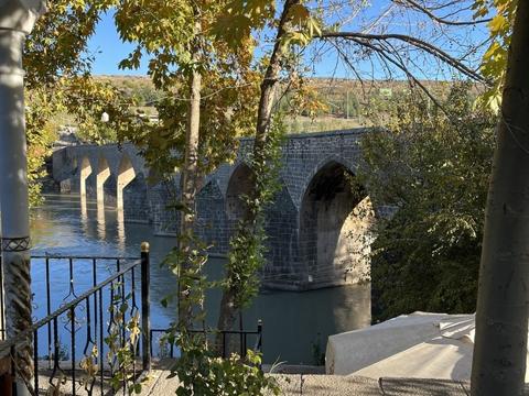 جسر القناطر العشر من على ضفة نهر دجلة